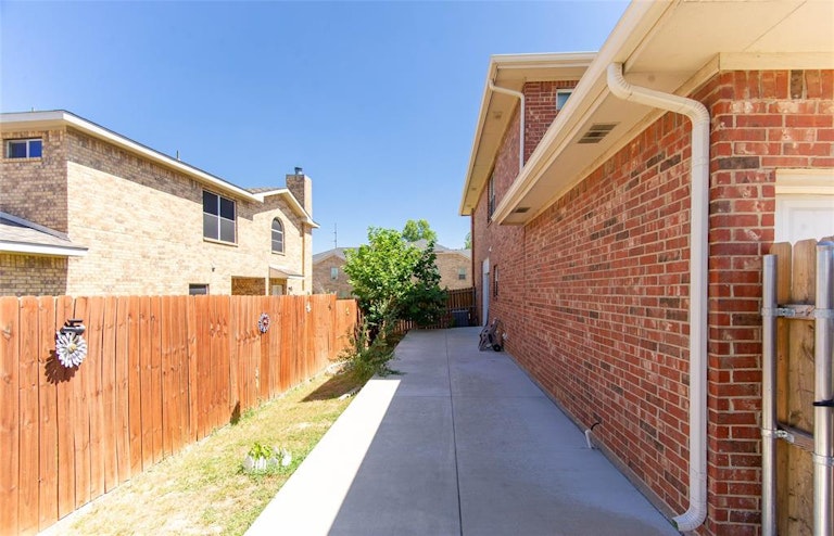 Photo 18 of 22 - 1953 Timber Oaks Dr, Garland, TX 75040