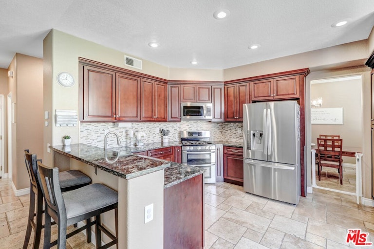 Photo 10 of 22 - 6635 Amersham Pl, Rancho Cucamonga, CA 91739