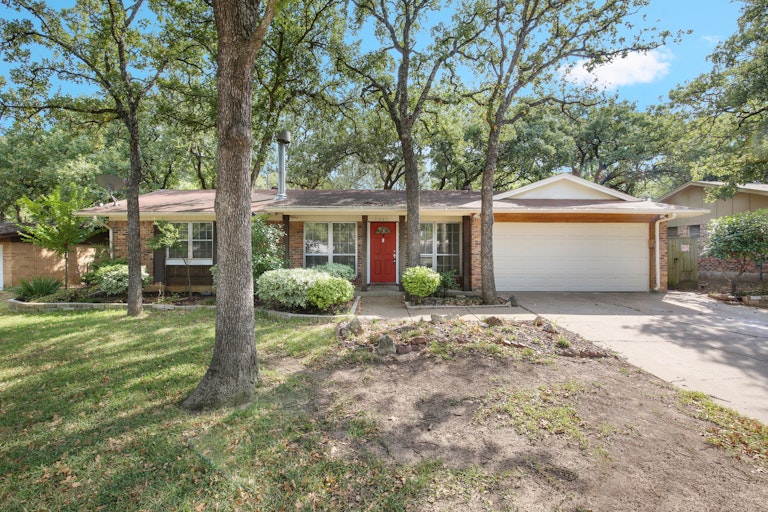 Photo 1 of 25 - 1241 King Dr, Bedford, TX 76022