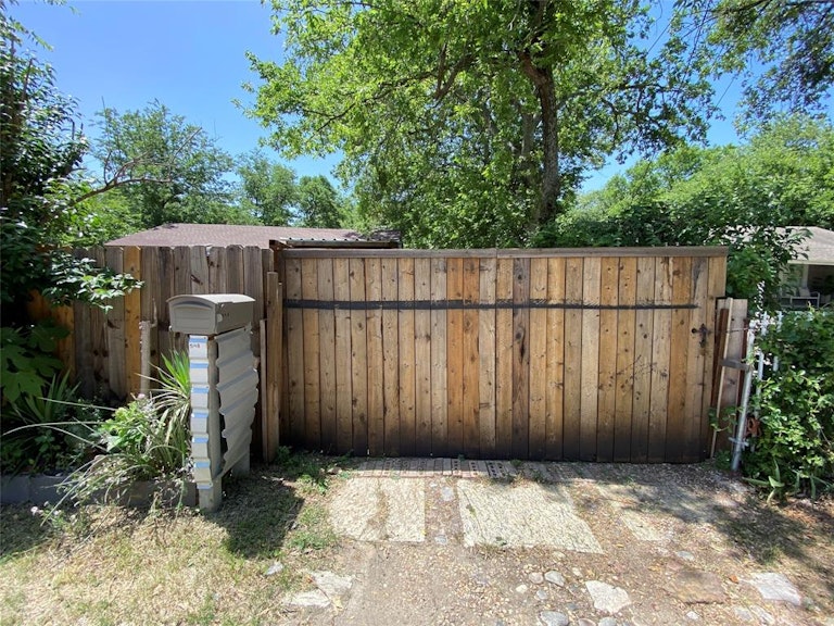 Photo 19 of 19 - 548 Elston Dr, Dallas, TX 75232