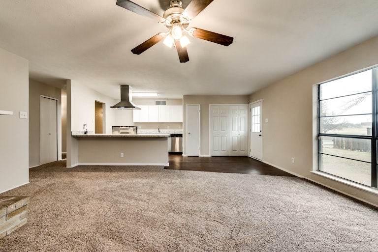 Photo 4 of 27 - 7302 Christie Ln, Dallas, TX 75249
