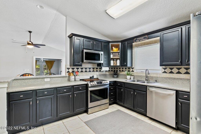Photo 4 of 47 - 13516 Otway Rd, Jacksonville, FL 32246