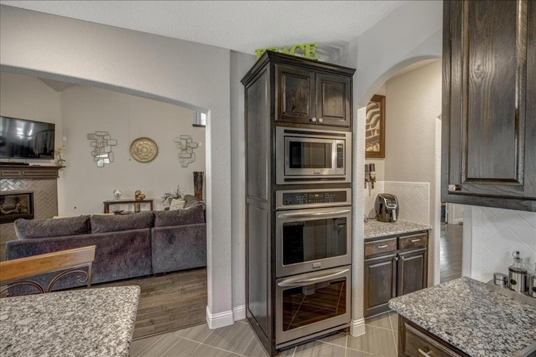 Photo 10 of 40 - 6413 Glenwick Dr, Fort Worth, TX 76123