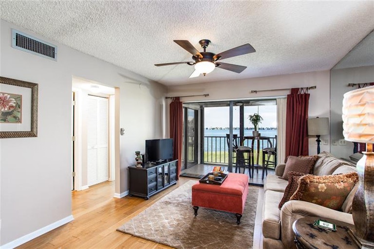 Photo 11 of 32 - 6295 Bahia Del Mar Cir #213, Saint Petersburg, FL 33715