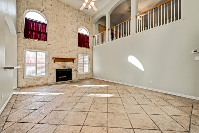 Photo 5 of 31 - 3612 Amber Hills Dr, Dallas, TX 75287