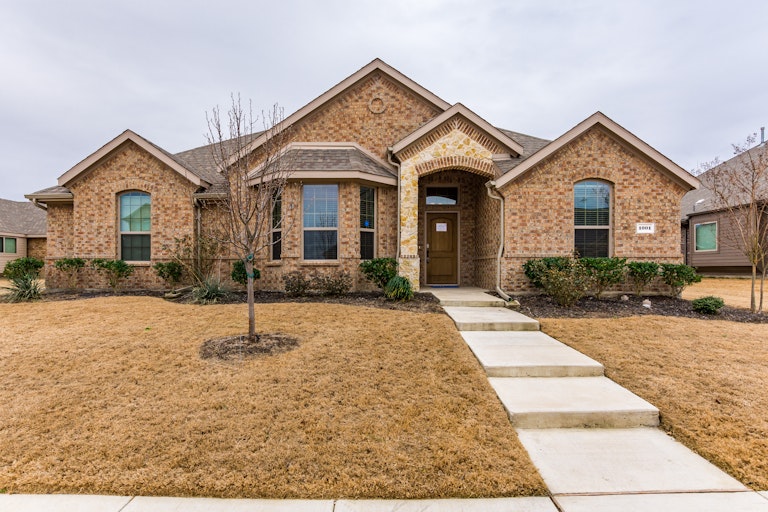 Photo 1 of 28 - 1001 Lincoln Dr, Royse City, TX 75189