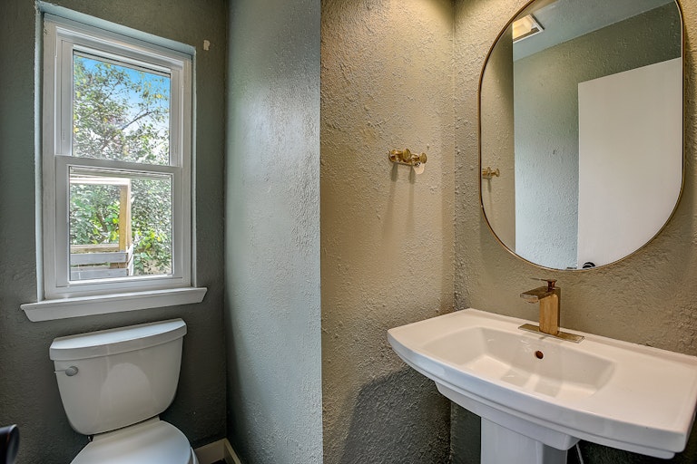 Photo 27 of 50 - 8103 Shiloh Ct, Austin, TX 78745