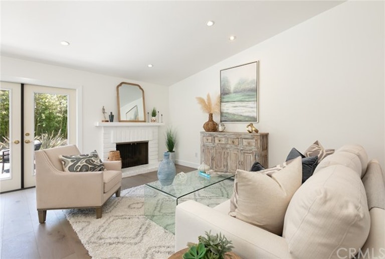 Photo 4 of 29 - 17201 Berlin Ln, Huntington Beach, CA 92649