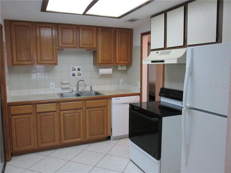 Photo 3 of 13 - 411 E 3rd St, Chuluota, FL 32766