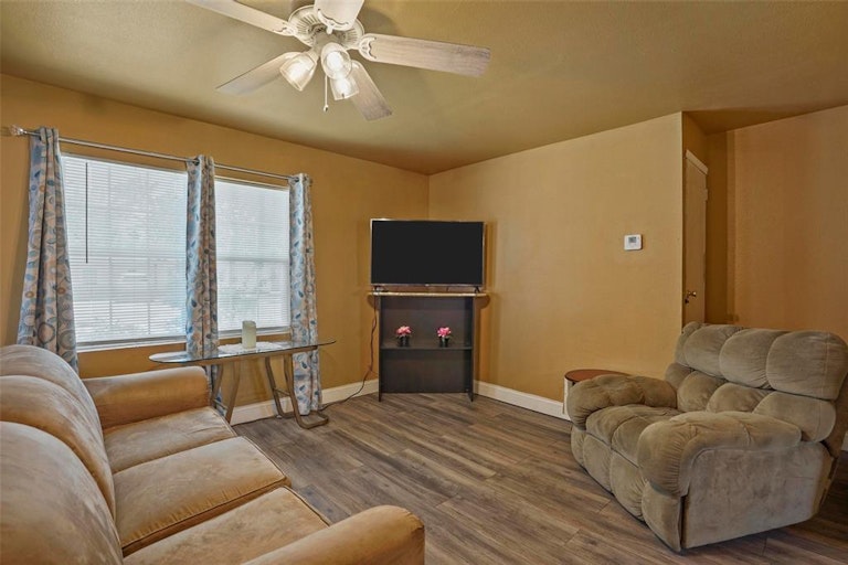 Photo 3 of 29 - 612 Highland Dr, Arlington, TX 76010