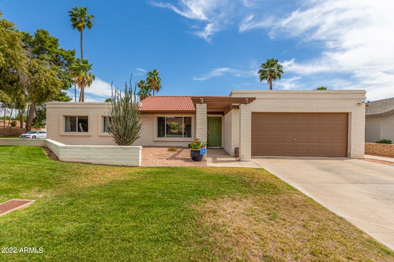 Photo 1 of 28 - 305 W Pintura Cir, Litchfield Park, AZ 85340