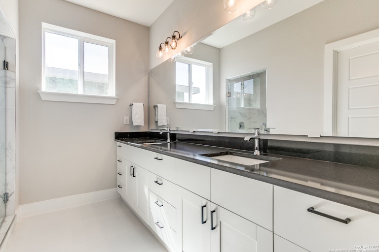 Photo 6 of 26 - 1618 W Lawndale Dr #5, San Antonio, TX 78209