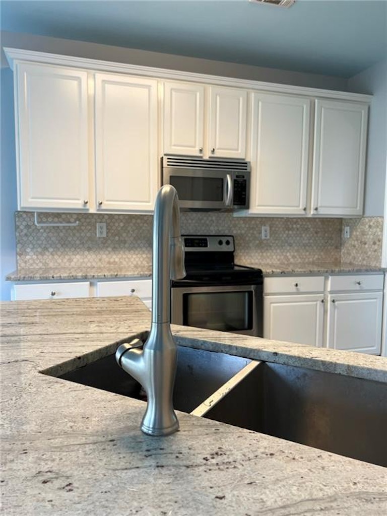 Photo 8 of 24 - 1809 Ambur Cove Ct, Lawrenceville, GA 30043