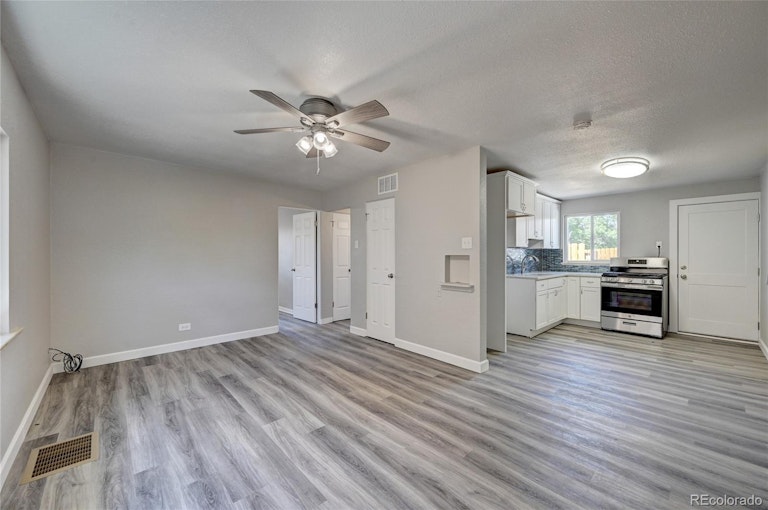 Photo 4 of 20 - 3127 N Elizabeth St, Denver, CO 80205