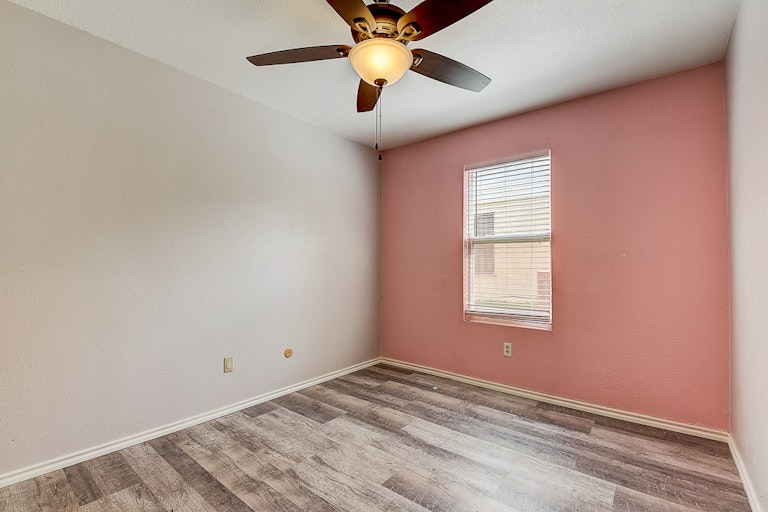 Photo 14 of 38 - 2415 Beverly Hills Ln, Mesquite, TX 75150