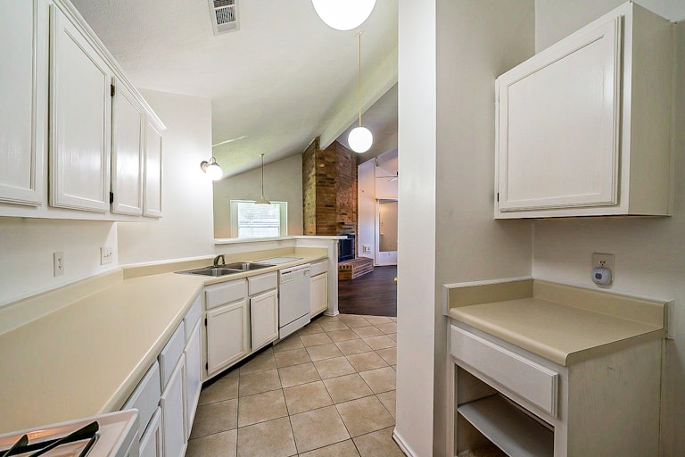Photo 10 of 28 - 26 Parkbriar Cir, Baytown, TX 77521