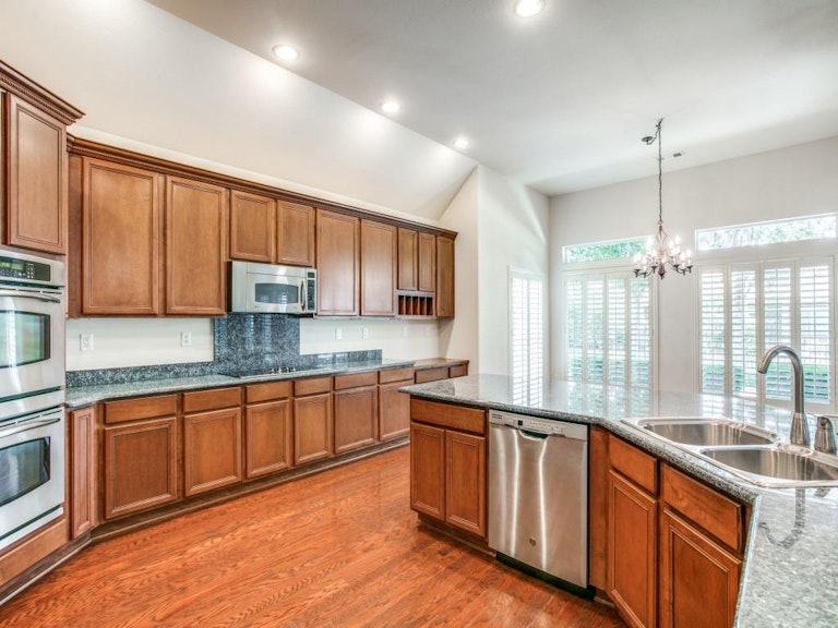 Photo 19 of 40 - 10405 Downing Dr, Denton, TX 76207