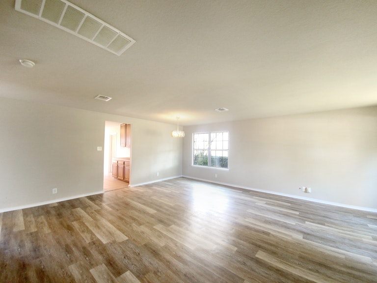Photo 7 of 27 - 111 Salerno Dr, San Marcos, TX 78666