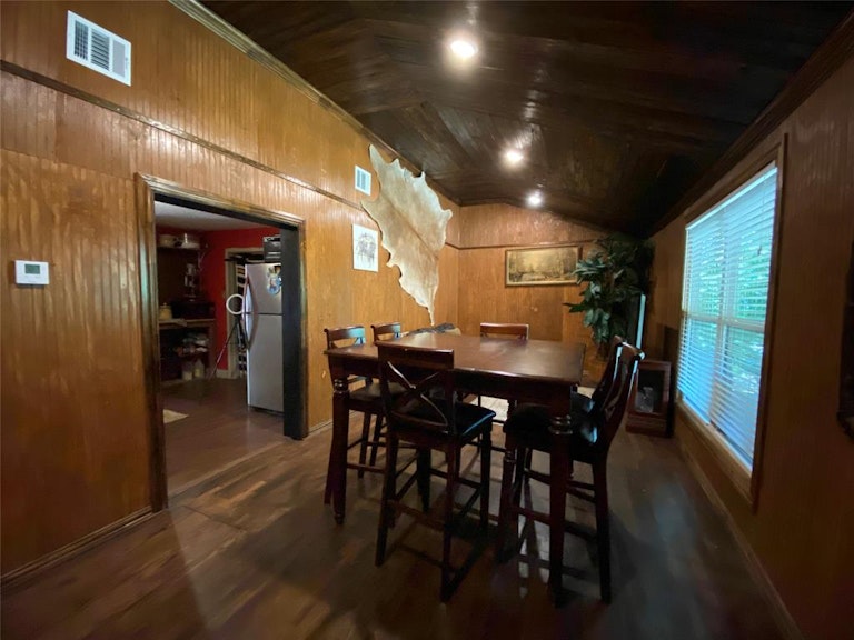 Photo 3 of 19 - 548 Elston Dr, Dallas, TX 75232