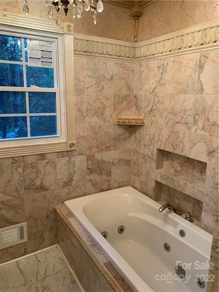 Photo 13 of 24 - 7628 Meadowdale Ln, Charlotte, NC 28212