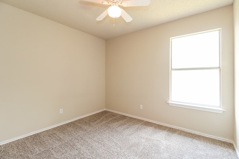 Photo 18 of 25 - 1902 Holly Springs Dr, Taylor, TX 76574