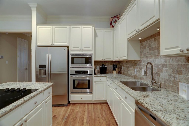 Photo 9 of 20 - 3235 Bellefontaine St, Houston, TX 77025