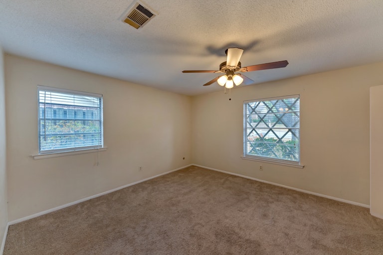 Photo 19 of 23 - 1424 Wreyhill Dr, Hurst, TX 76053