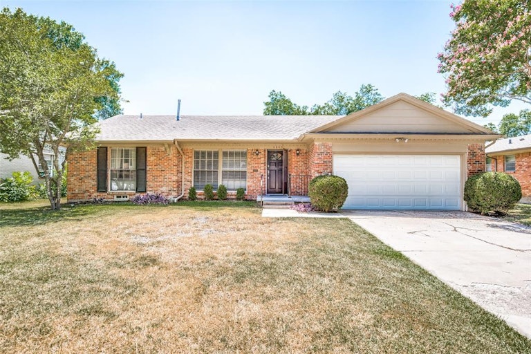 Photo 2 of 25 - 6845 Winchester St, Dallas, TX 75231