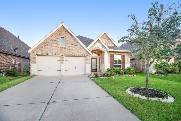 Photo 1 of 17 - 3022 Hickory Springs Ln, Rosenberg, TX 77471