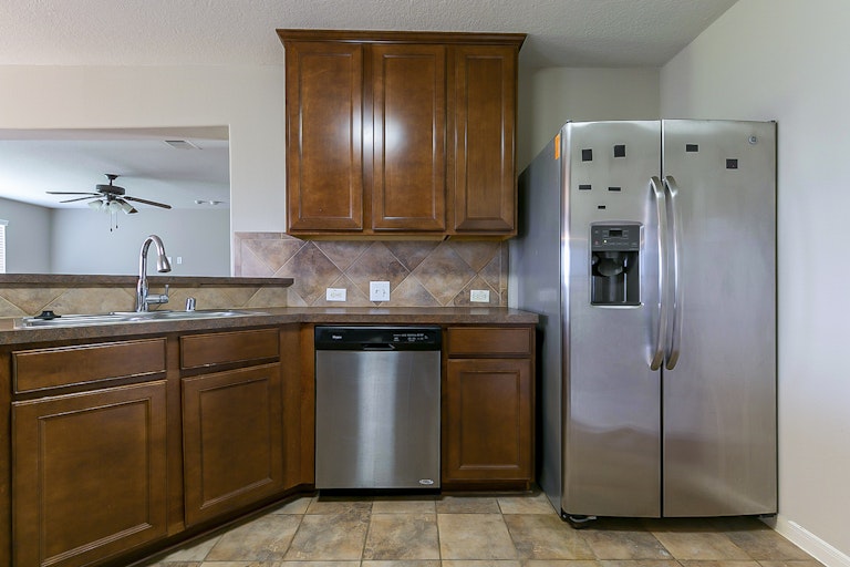 Photo 8 of 29 - 5405 Lilac Grove Ln, Rosharon, TX 77583