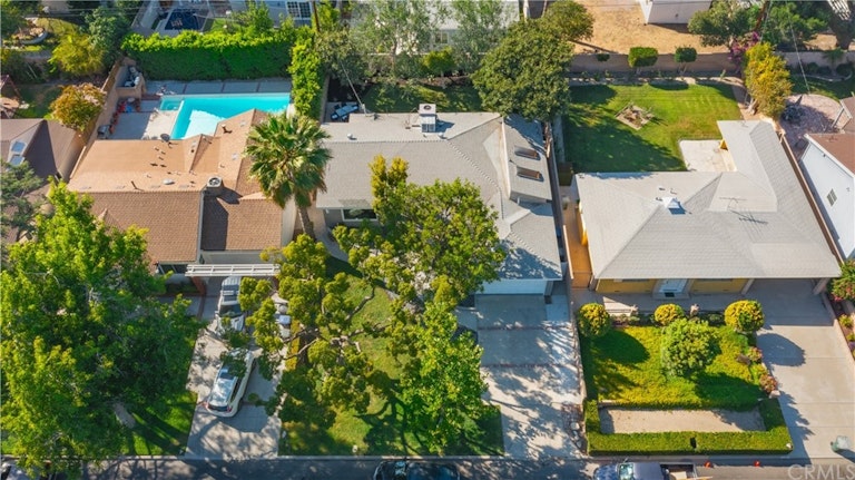 Photo 33 of 36 - 4211 W Woodland Ave, Burbank, CA 91505