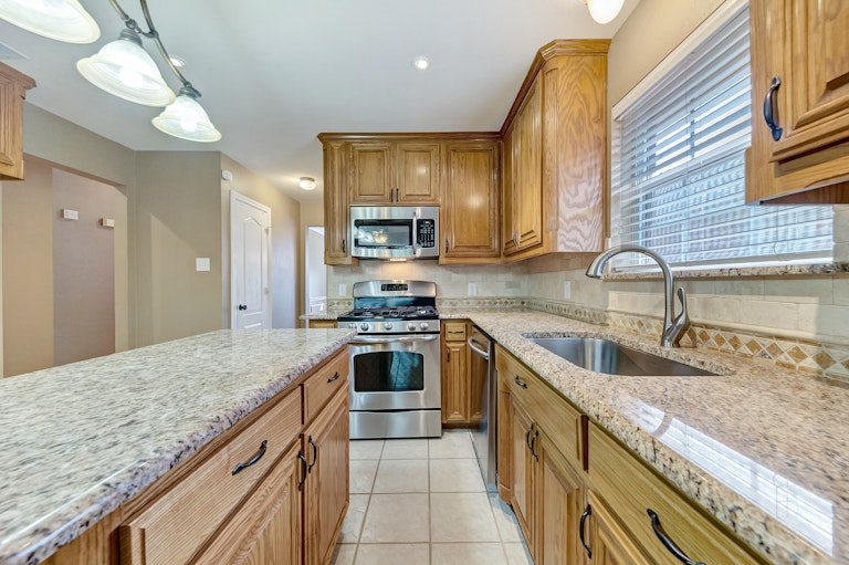 Photo 2 of 28 - 2225 Park Hurst Dr, Arlington, TX 76001