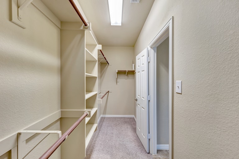 Photo 10 of 31 - 808 W Bend Blvd, Burleson, TX 76028