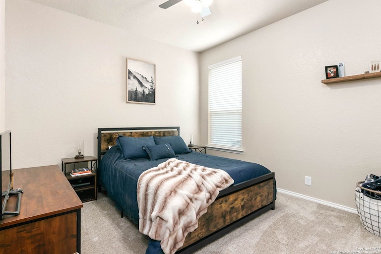 Photo 11 of 18 - 182 Finch Knl, San Antonio, TX 78253