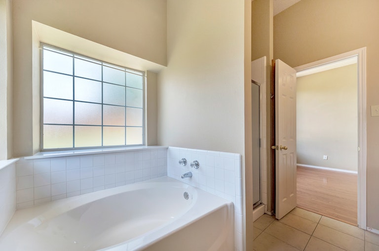 Photo 19 of 28 - 8755 Saranac Trl, Fort Worth, TX 76118