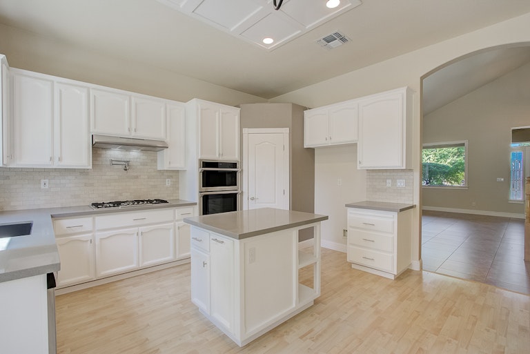 Photo 4 of 41 - 1400 Musgrave Dr, Roseville, CA 95747