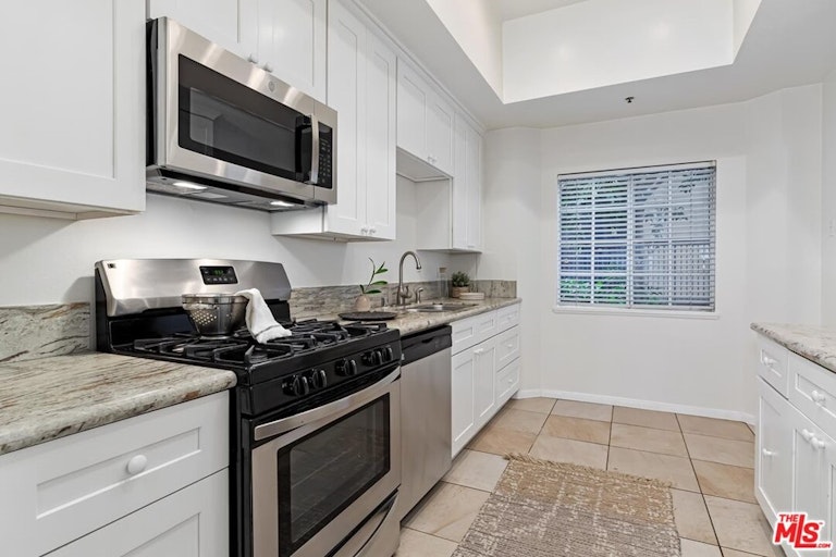 Photo 11 of 25 - 10960 Wellworth Ave #102, Los Angeles, CA 90024