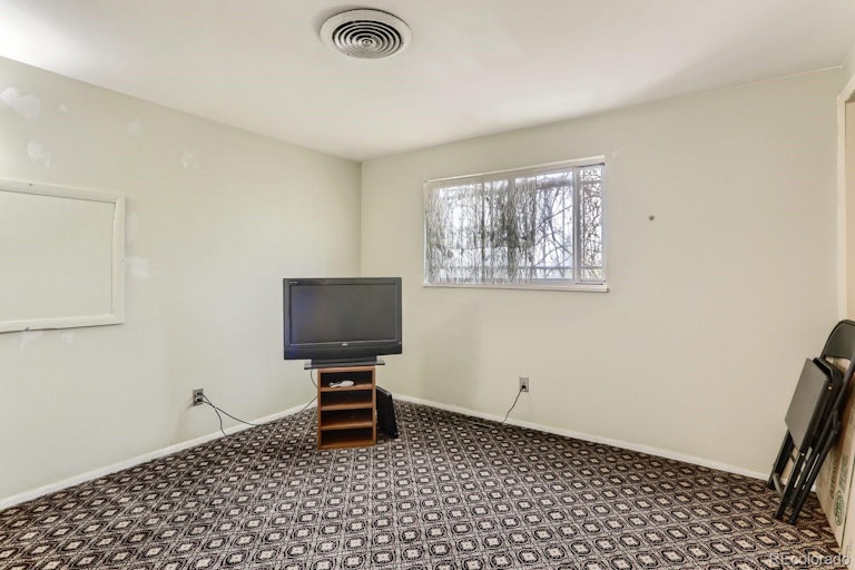 Photo 15 of 30 - 1291 Eagle St, Aurora, CO 80011