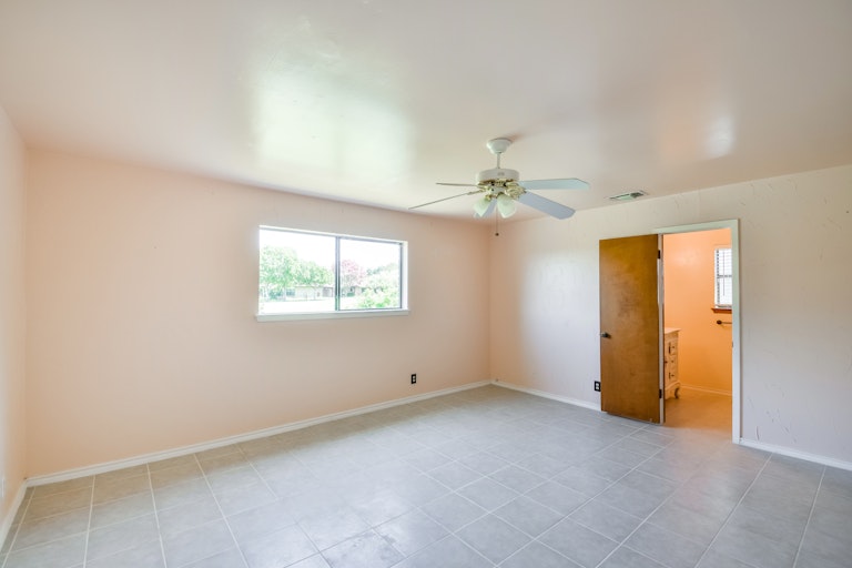Photo 12 of 25 - 5801 Winterhaven Dr, Windcrest, TX 78239