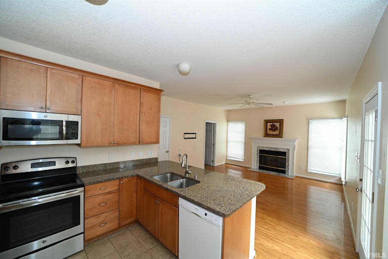 Photo 7 of 27 - 102 Lewey Stone Ct, Cary, NC 27519