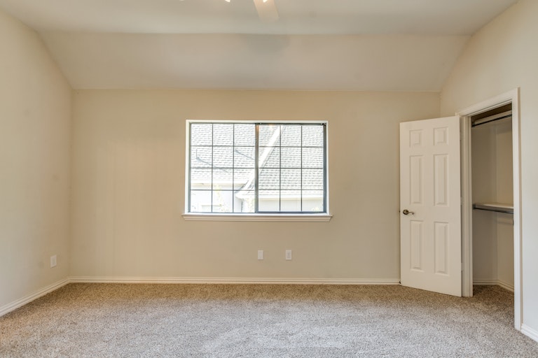 Photo 31 of 38 - 828 Hills Creek Dr, McKinney, TX 75072
