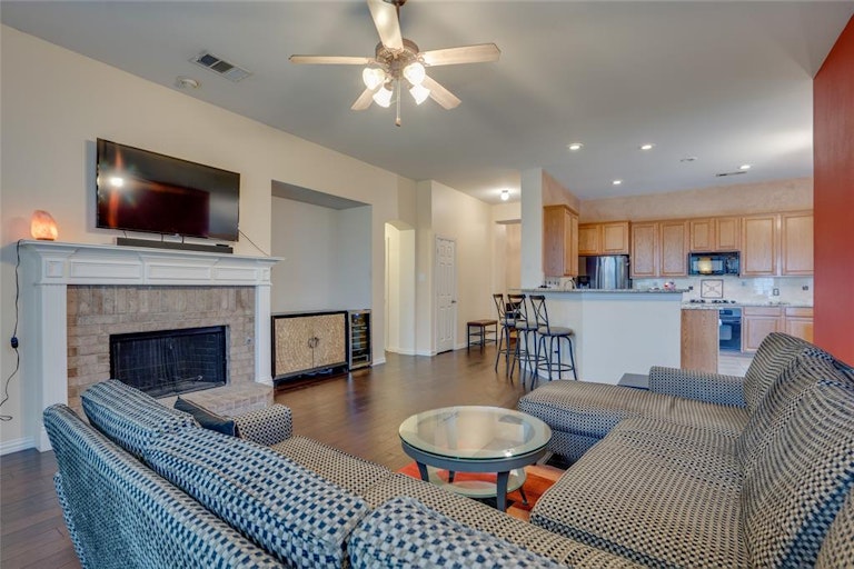 Photo 6 of 33 - 2445 Marble Canyon Dr, Little Elm, TX 75068