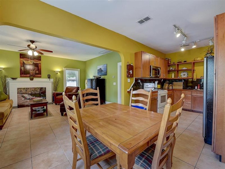 Photo 13 of 42 - 2010 Burlington Ave N, Saint Petersburg, FL 33713