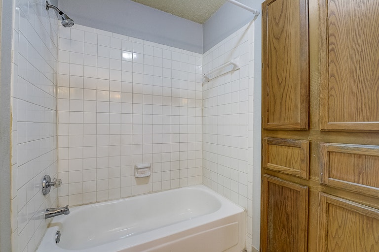 Photo 17 of 51 - 1522 Edd Rd, Dallas, TX 75253