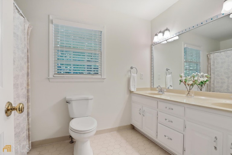 Photo 32 of 41 - 1005 Redstone Ln, Atlanta, GA 30338