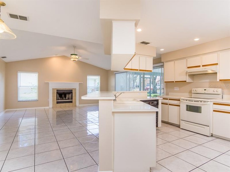 Photo 6 of 13 - 6410 Beechnut Dr, Lakeland, FL 33813
