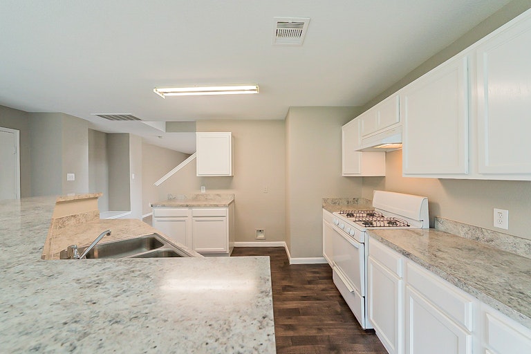 Photo 4 of 38 - 18910 Remington Mill Dr, Houston, TX 77073