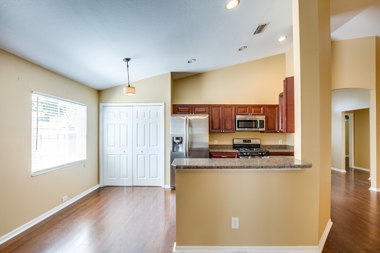 Photo 2 of 11 - 24620 Laurel Ridge Dr, Lutz, FL 33559