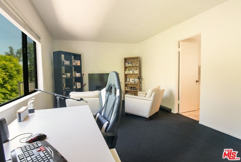 Photo 28 of 41 - 13965 Riverside Dr, Sherman Oaks, CA 91423