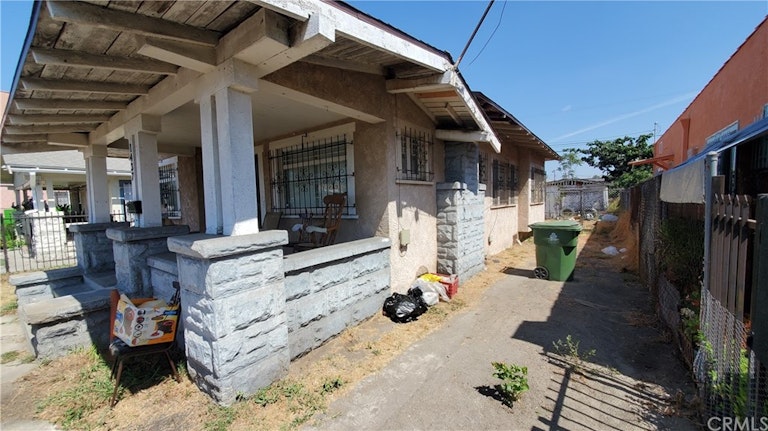 Photo 4 of 7 - 1437 W 54th St, Los Angeles, CA 90062